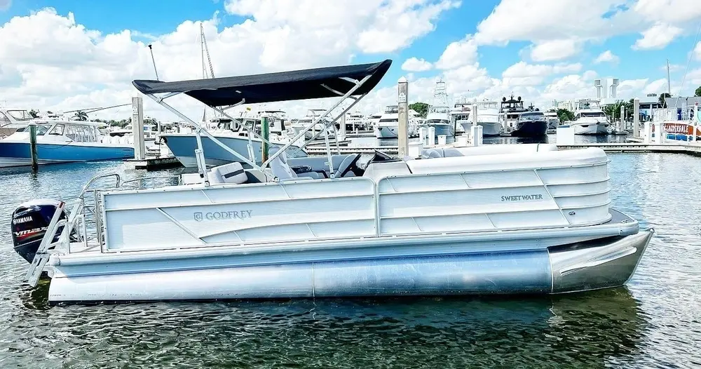 boat rental Fort Lauderdale canal view with rental boats and waterfront homes